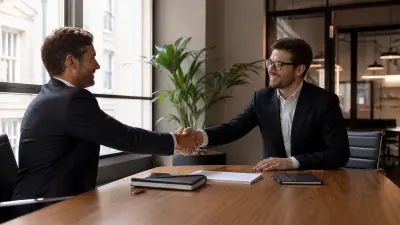شراكة مهنية LLP في بريطانيا — اجتماع مؤسسين في مكتب حديث