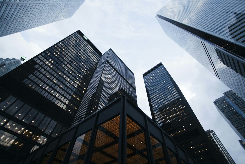 تأسيس شركة قابضة (Holding Company) في بريطانيا للعرب — دليل 2026